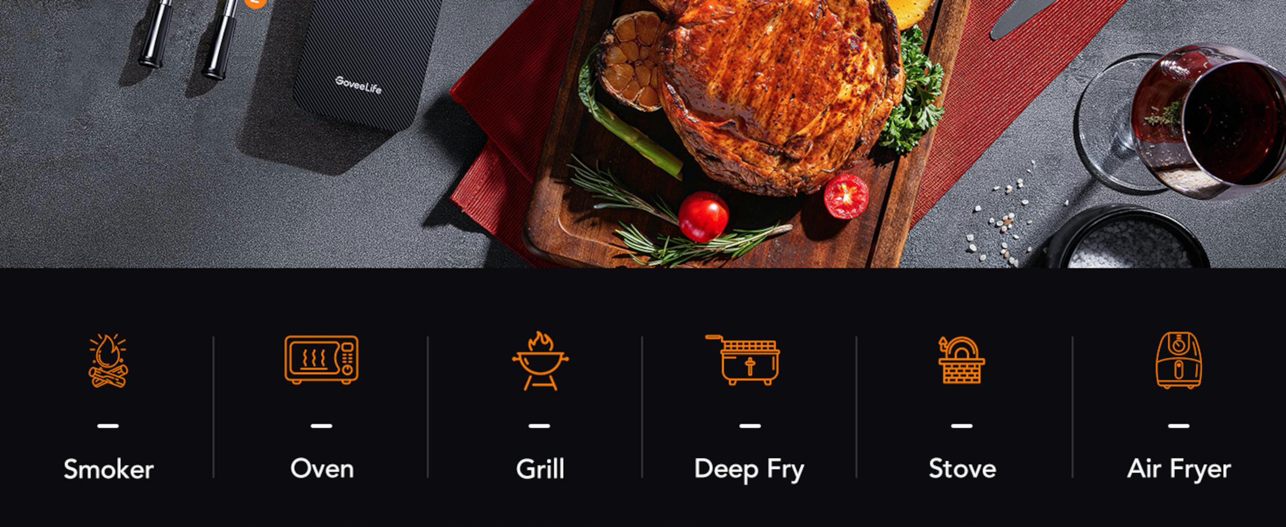 Gegrilltes Steak mit Beilagen, Wein und Kochgeräten wie Smoker, Ofen, Grill.