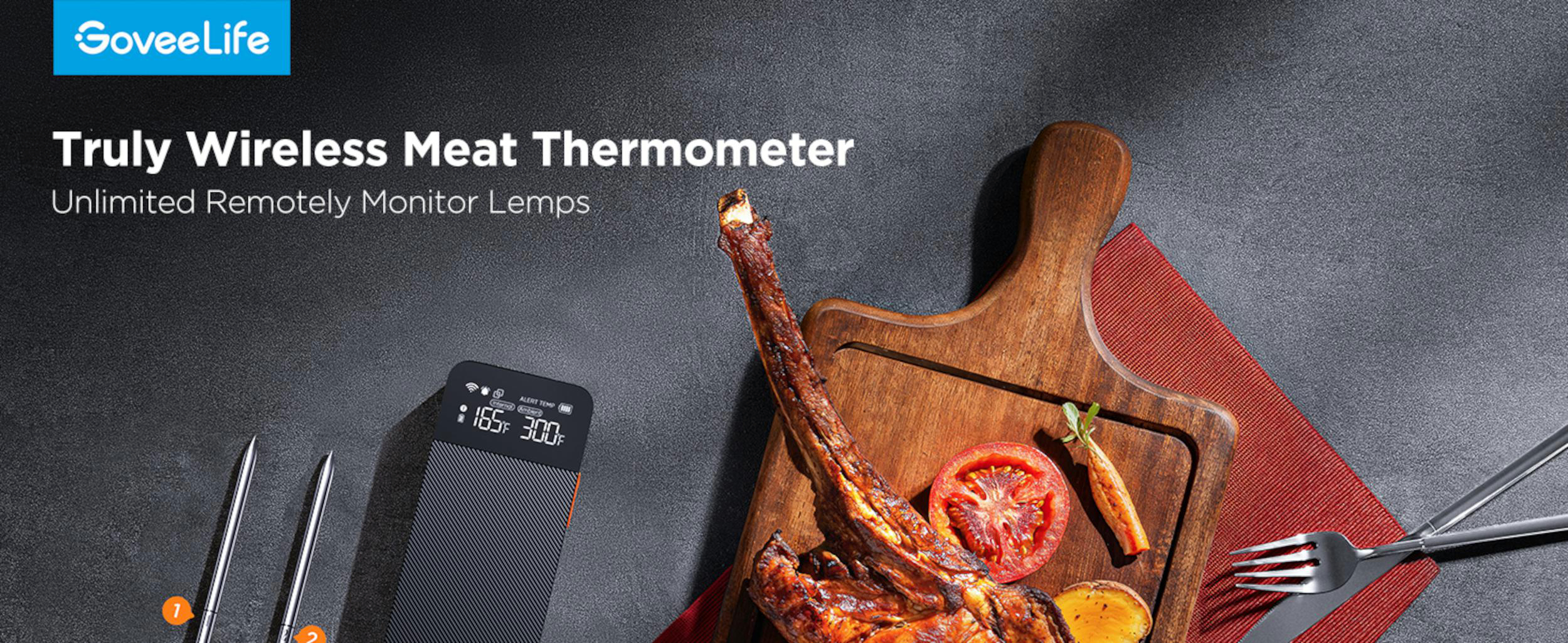 Gegrilltes Fleisch mit Gemüse auf Holzbrett mit Thermometer daneben.