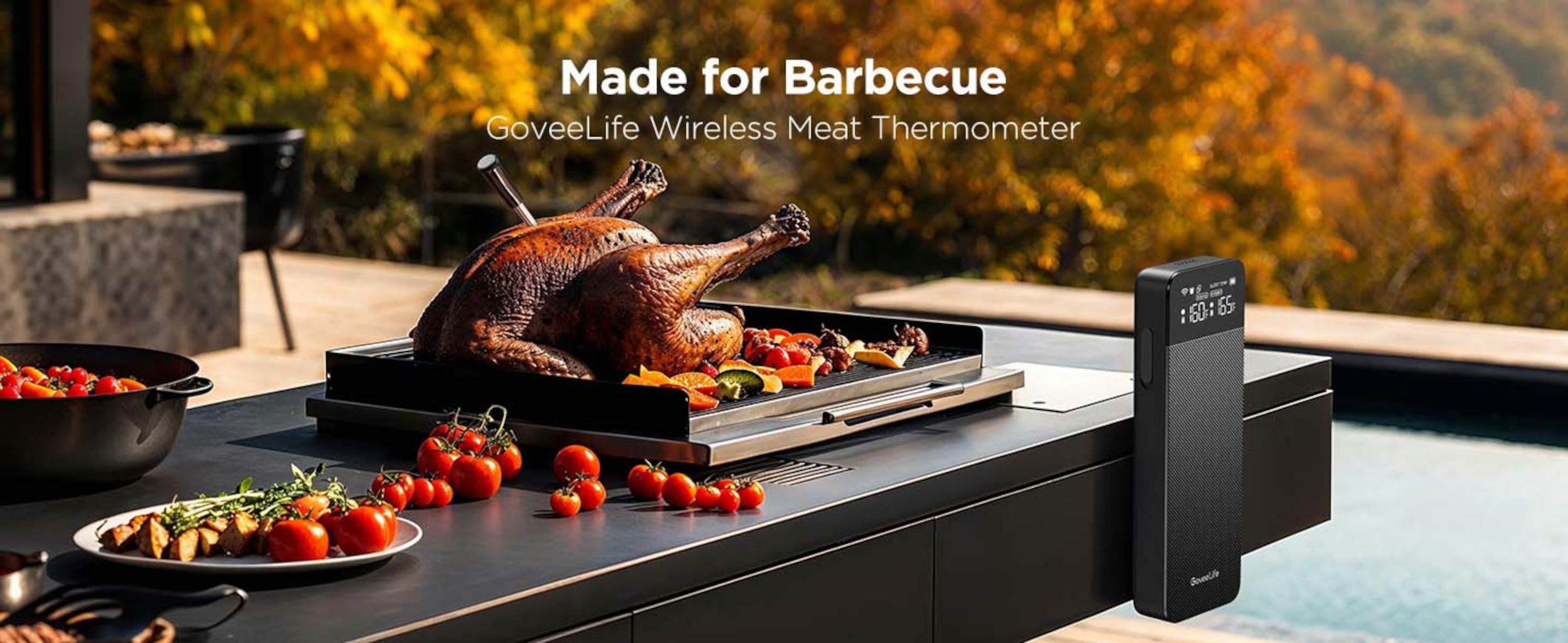 Ein gebratener Truthahn liegt auf einem Grill mit Gemüse. Ein kabelloses Thermometer ist in der Nähe.