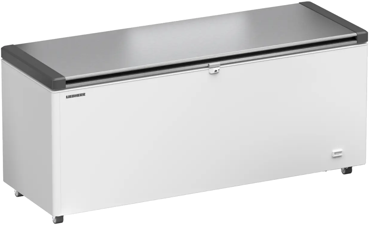 Eine weiße Truhengefriermaschine mit silbernem Deckel und Rädern.
