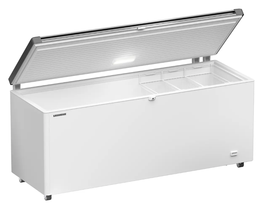 Ein weißer Liebherr-Truhengefrierschrank mit geöffnetem Deckel und internen Körben.