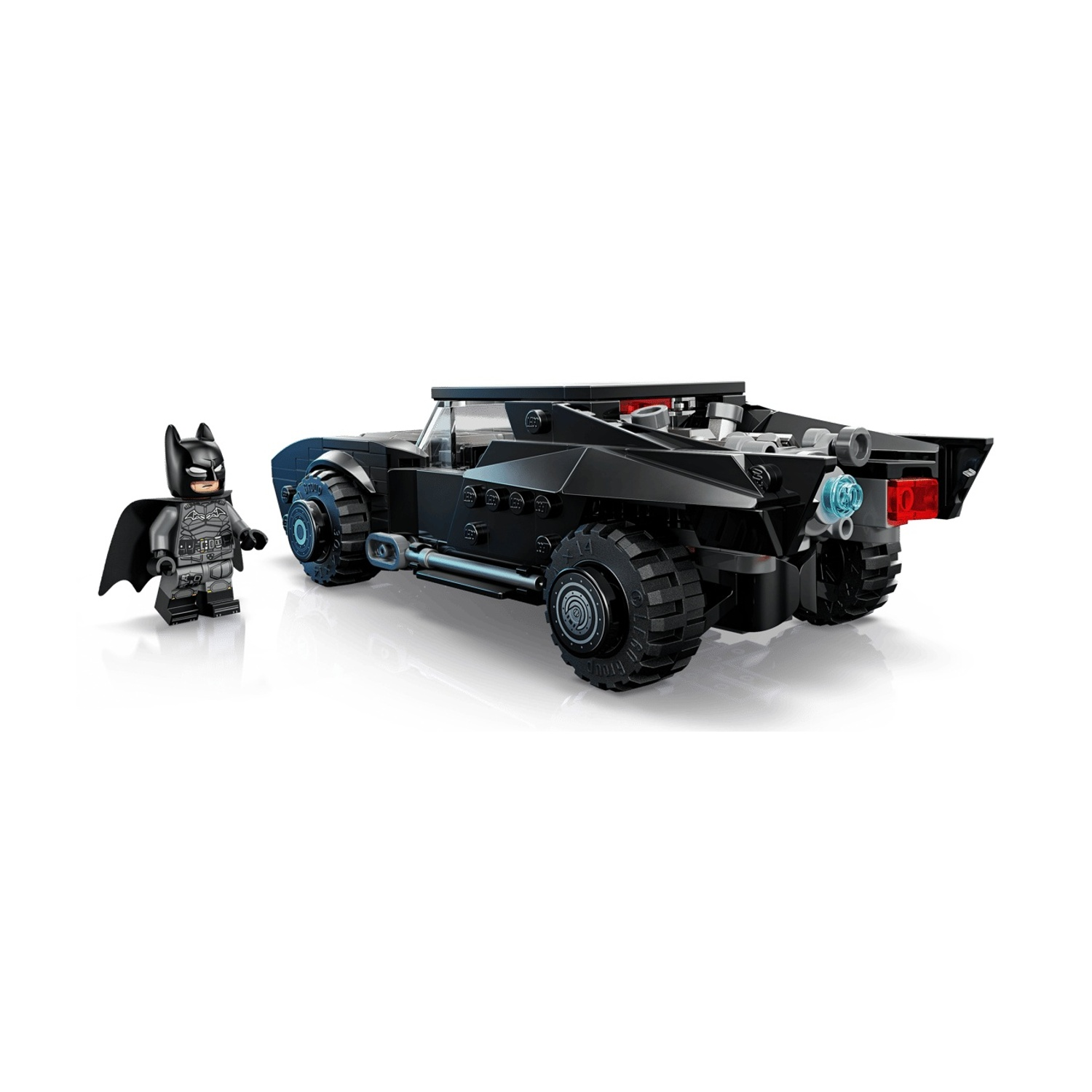 Un Batman Lego accanto a una Batmobile Lego nera.