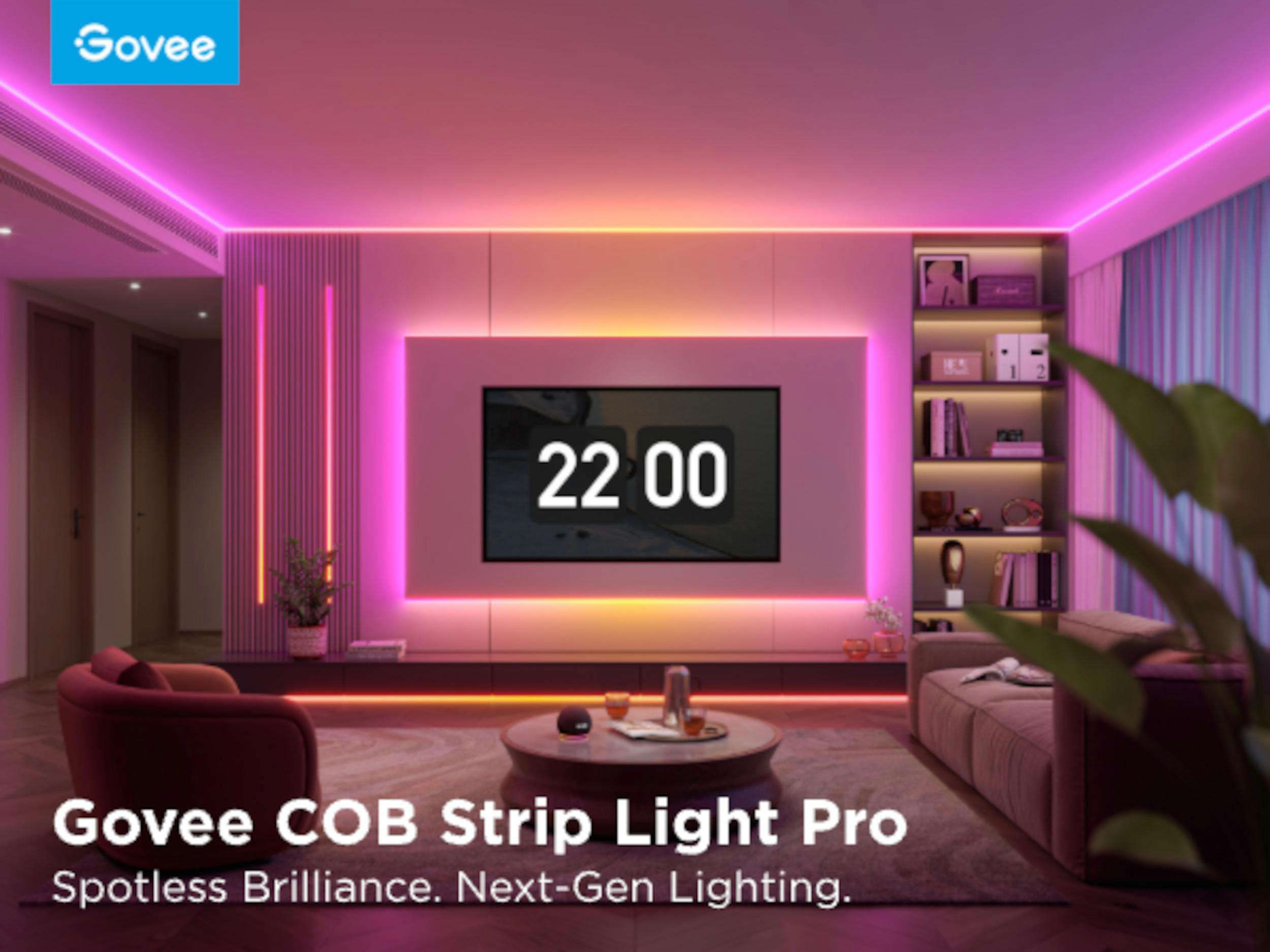 Ein Wohnzimmer mit Govee-Streifenlicht in Pink und Orange beleuchtet.