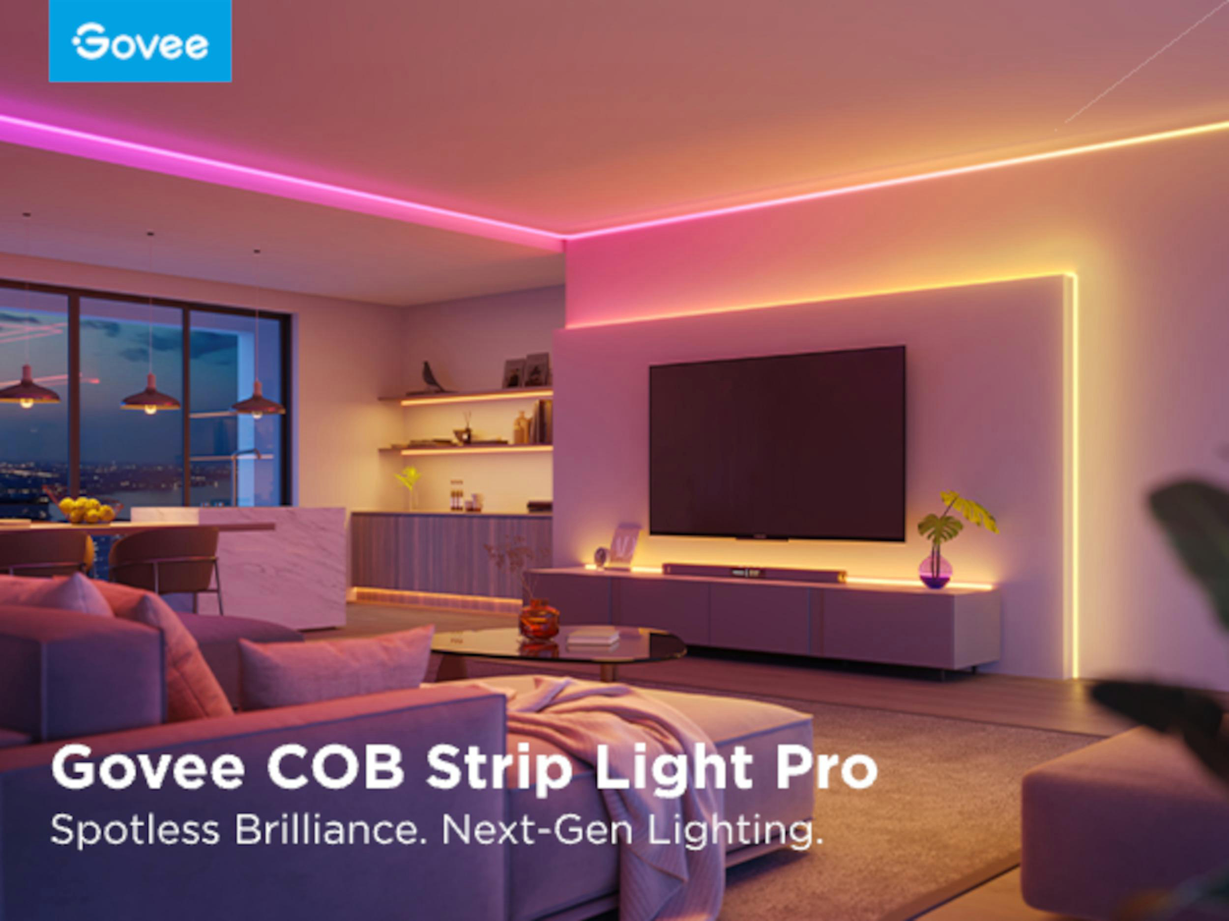 Modernes Wohnzimmer mit Govee-Lichtstreifen in Rosa und Gelb, Sofa, Fernseher.
