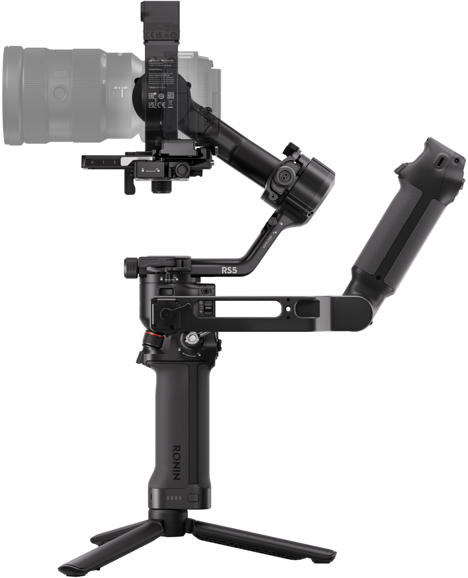 Egy fekete kamera gimbal kamera és állvány fehér háttérrel.