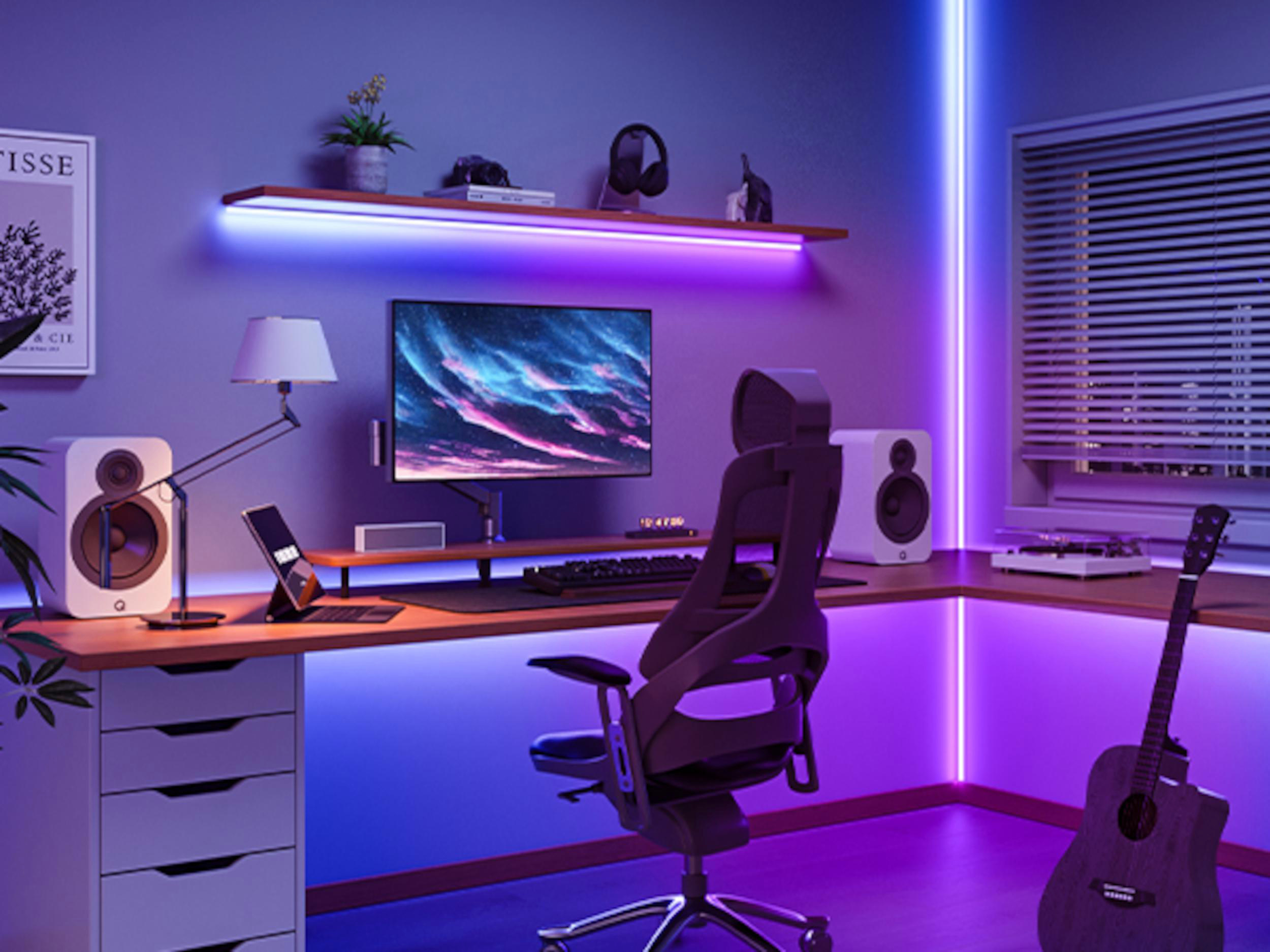 Ein Schreibtisch mit Computerausrüstung, beleuchtet von lila und blauen LEDs.