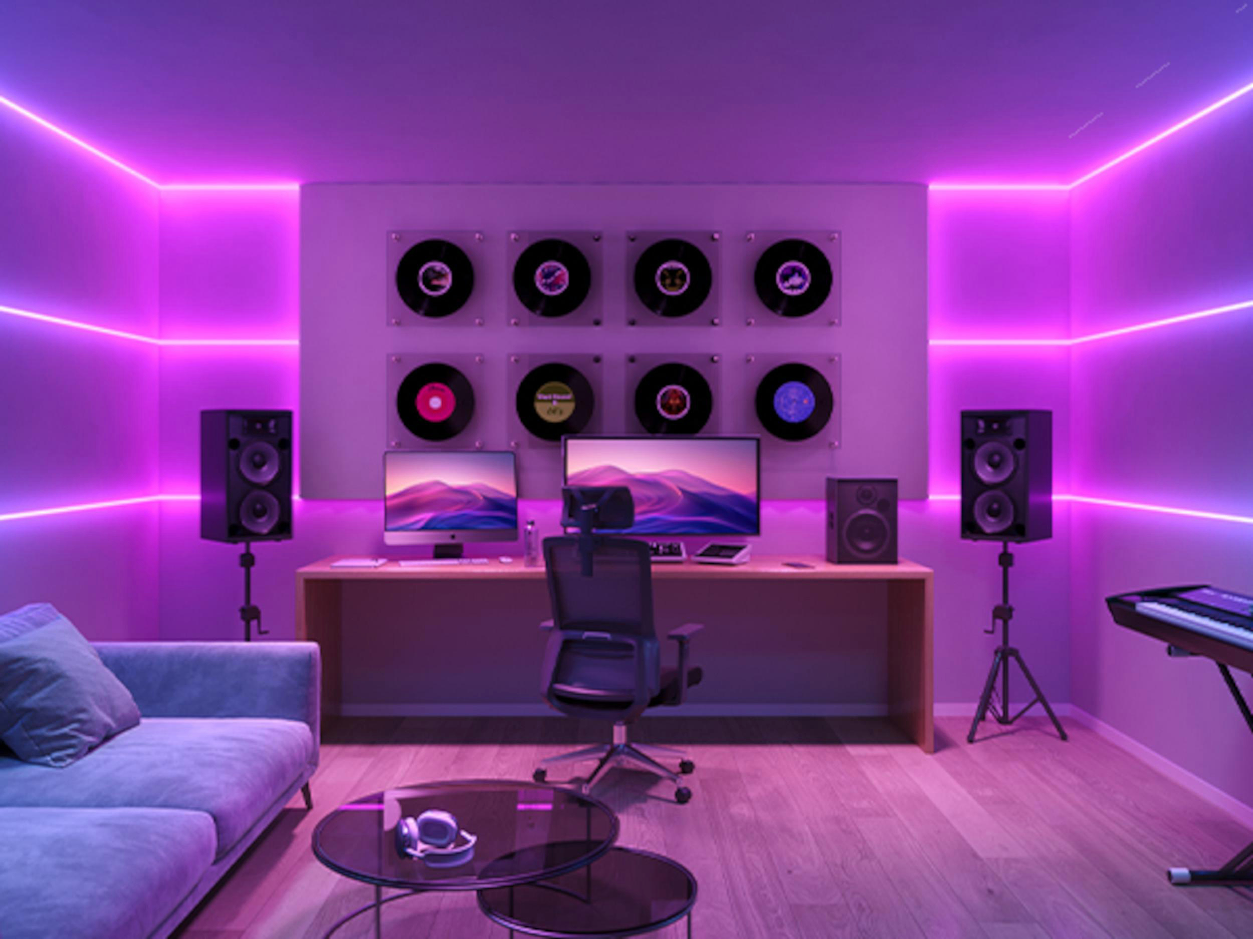 Ein Musikstudio mit Lichtern, Lautsprechern, Vinyl und Computern.