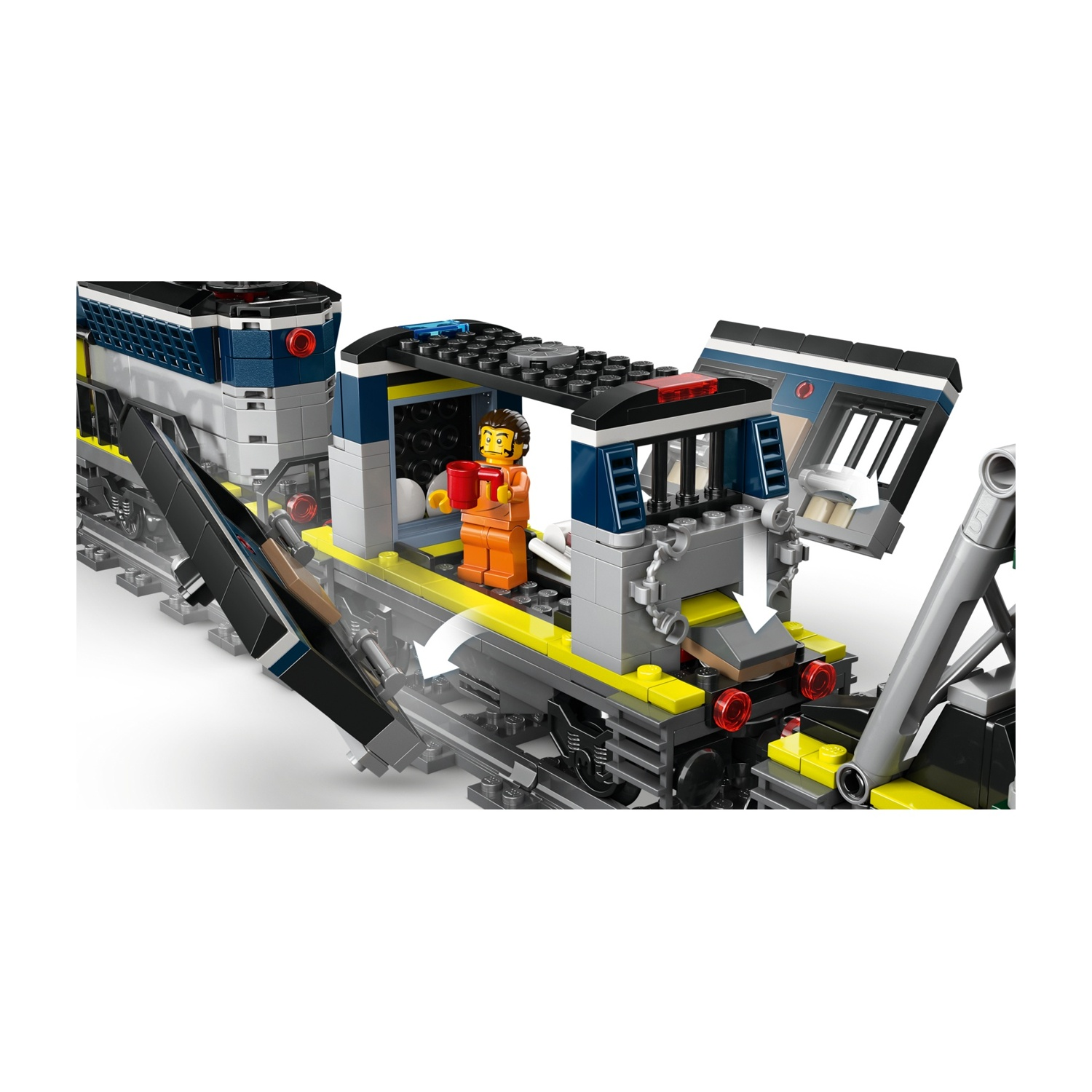 Un uomo Lego in arancione tiene una tazza rossa in un vagone del treno aperto.