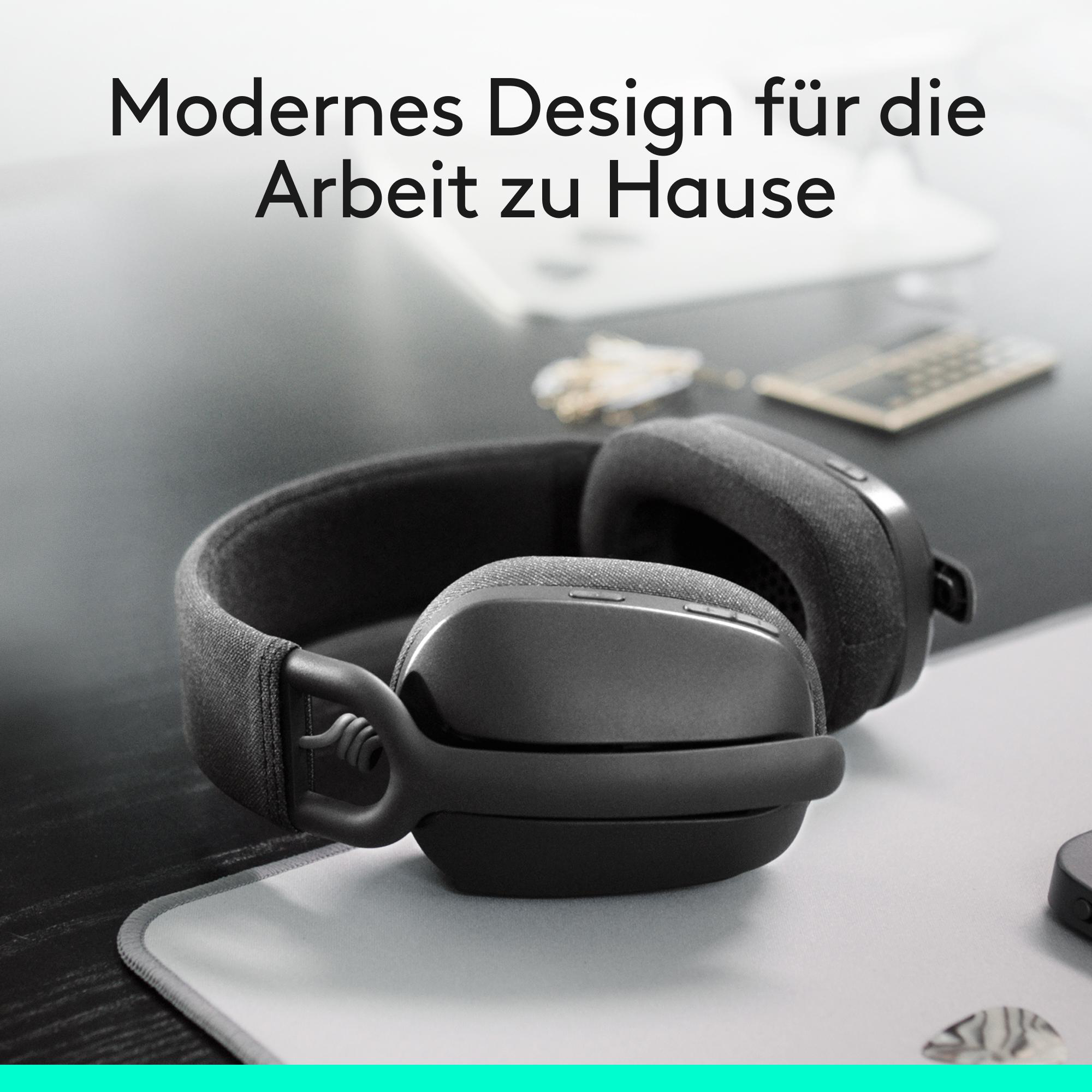 Schwarze Kopfhörer liegen auf einem Schreibtisch mit einem Mauspad und einem Telefon.