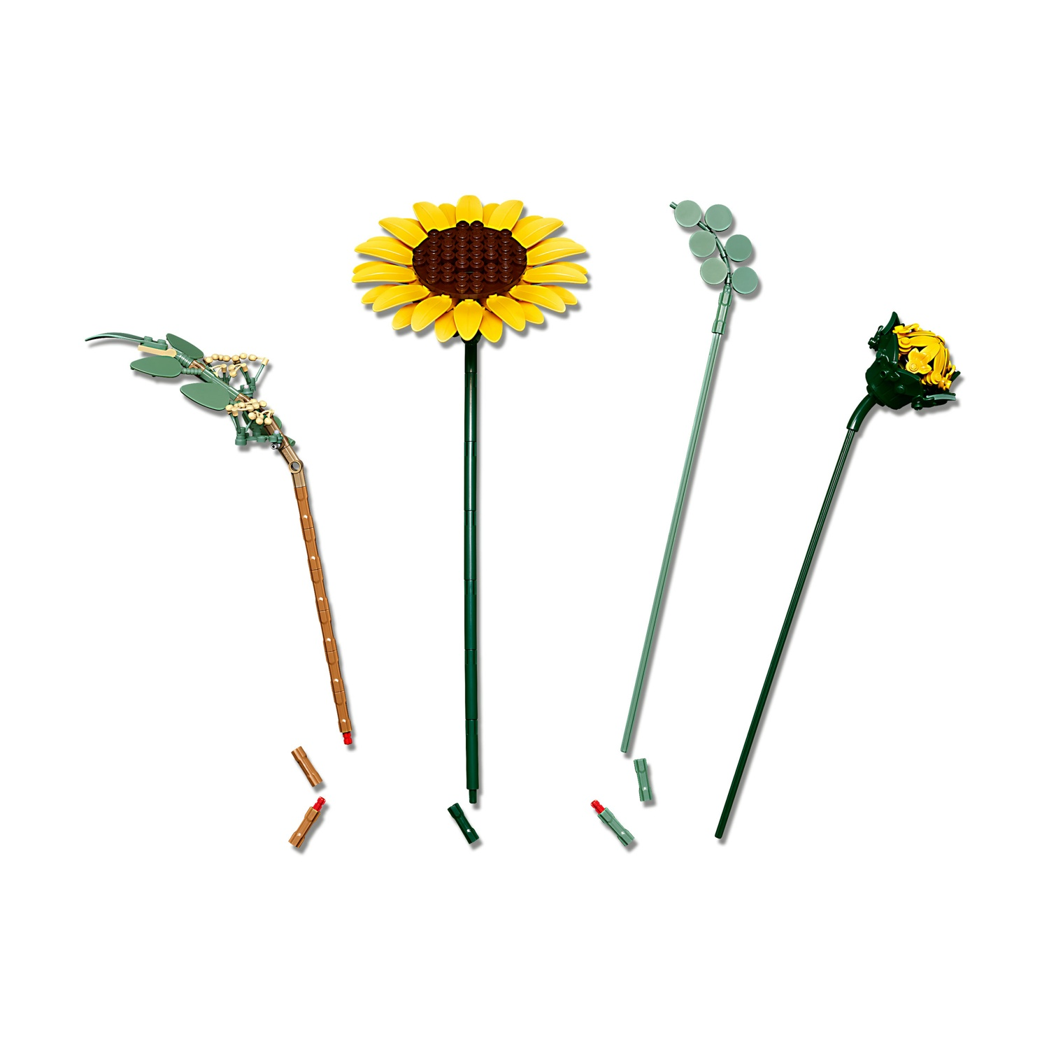 Quattro steli di fiori Lego con fiori e foglie individuali su sfondo bianco.