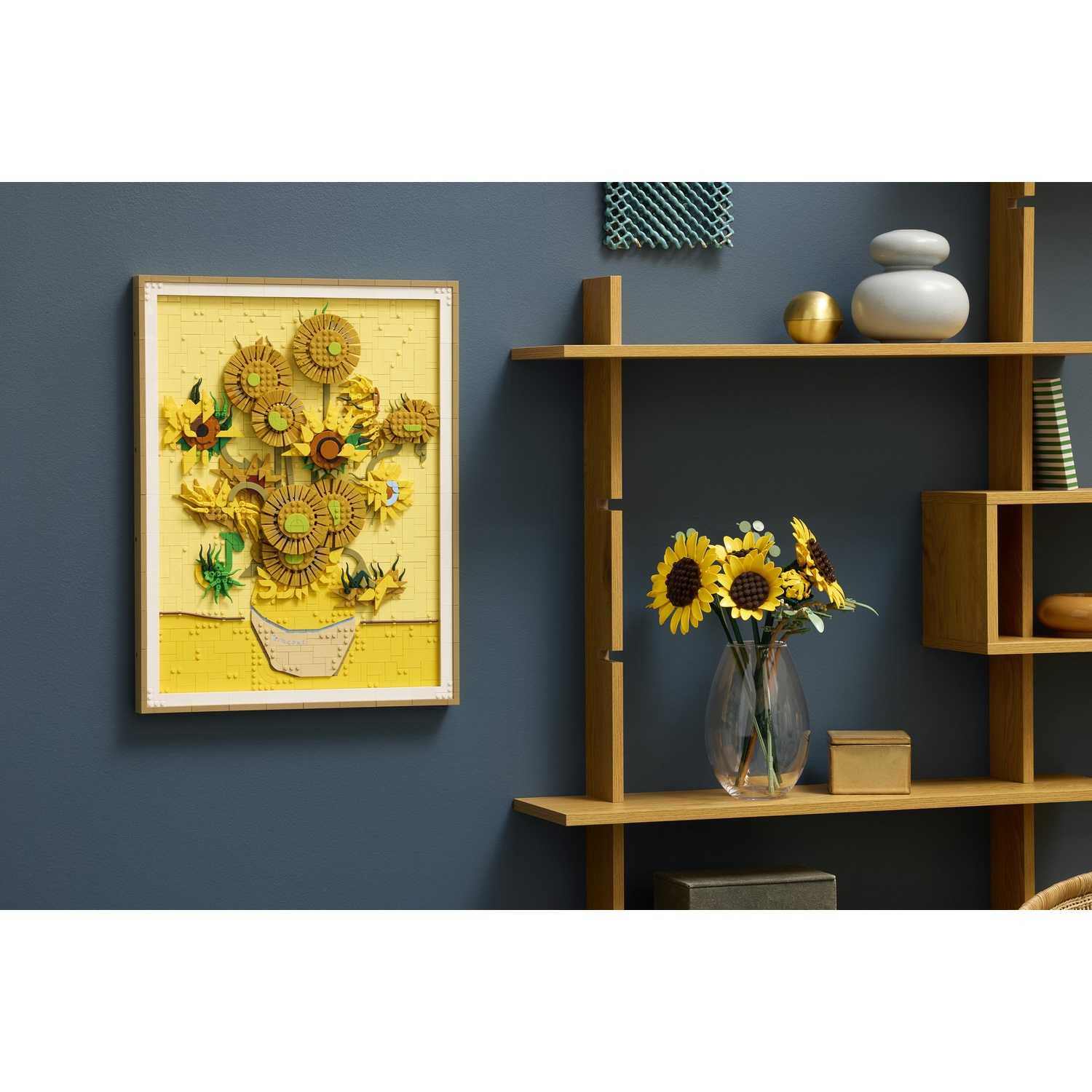 Un mosaico Lego dei Girasoli di Van Gogh appeso al muro.
