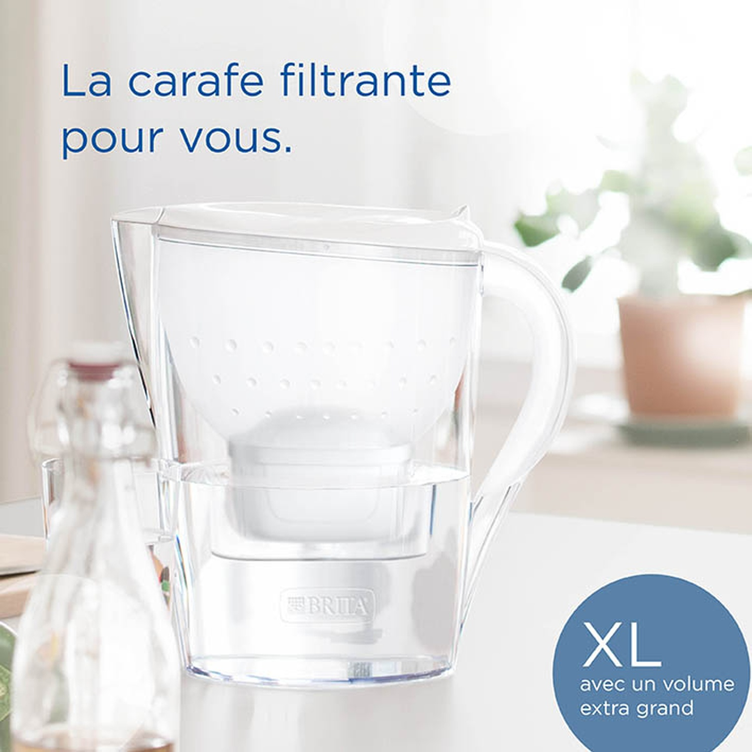 Een doorzichtige Brita filterkan gevuld met water, met XL-aanduiding.