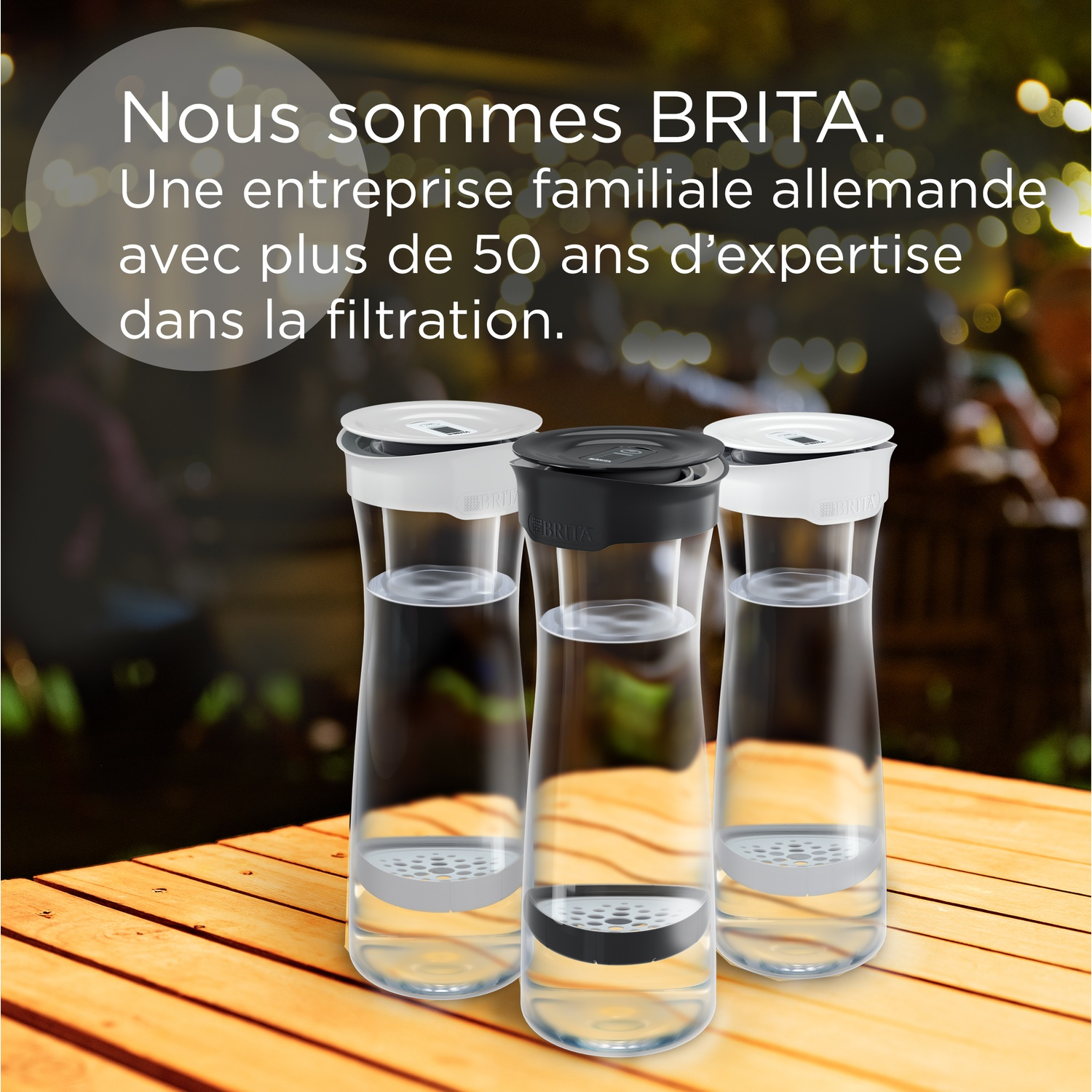 Drie Brita waterfilterkannen op een houten tafel. De achtergrond is wazig.