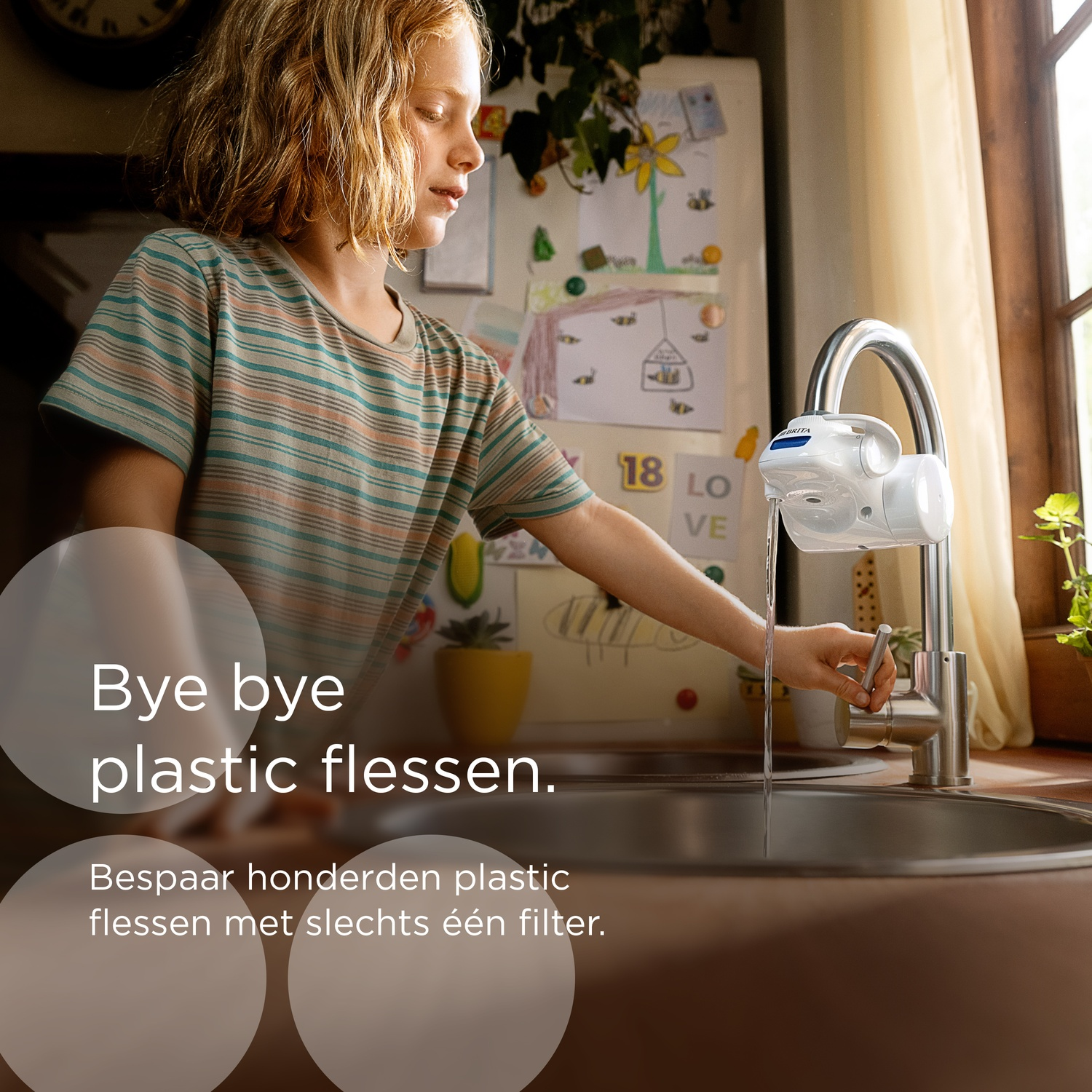 Een kind draait de kraan open, met een Brita-filter op de kraan.