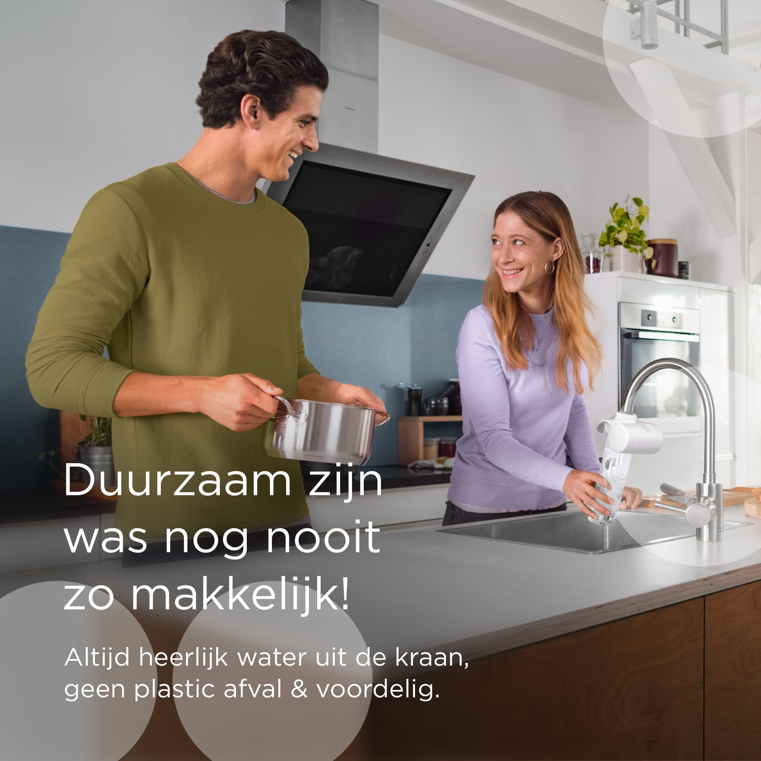 Man houdt pan vast, vrouw vult glas bij kraan. Keuken met tekst.