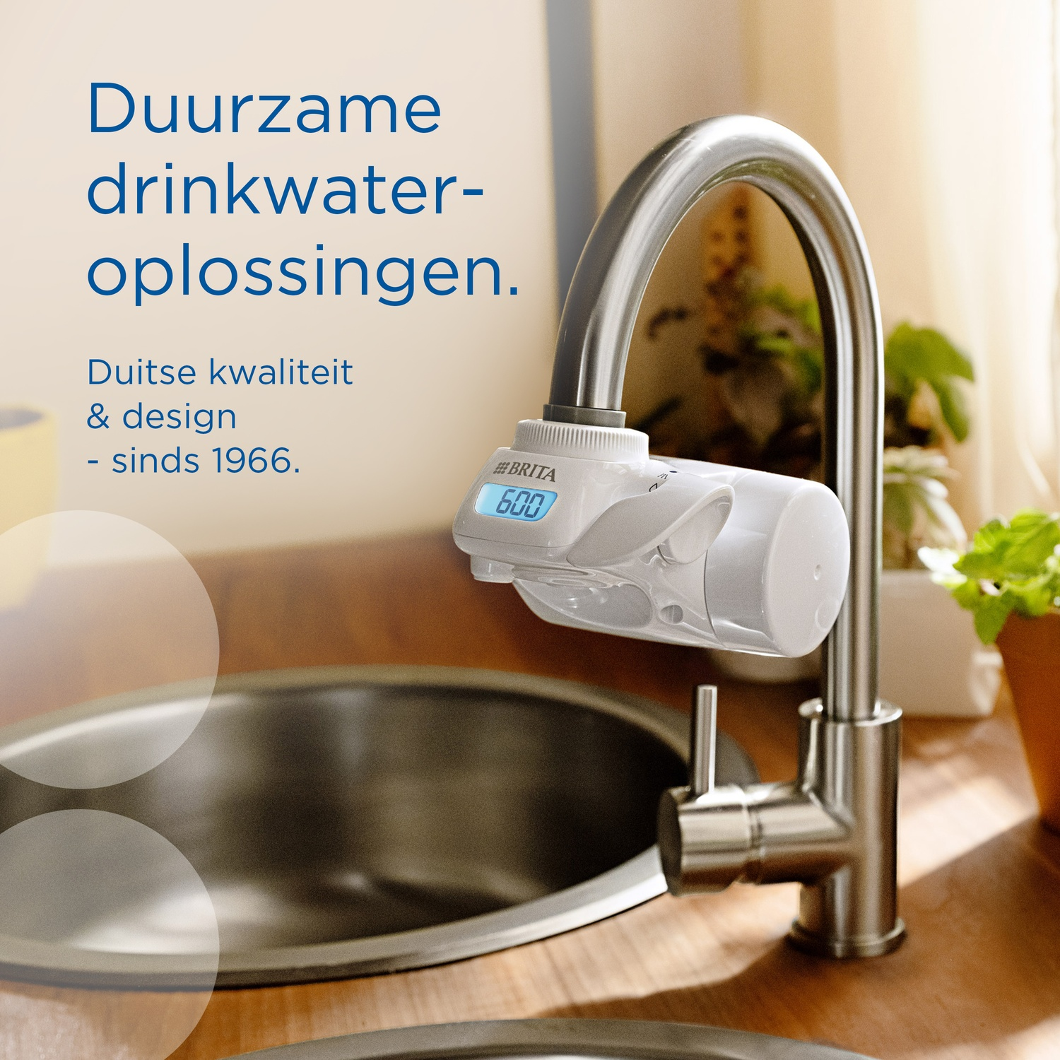 Een Brita waterfilter op een keukenkraan, met tekst.