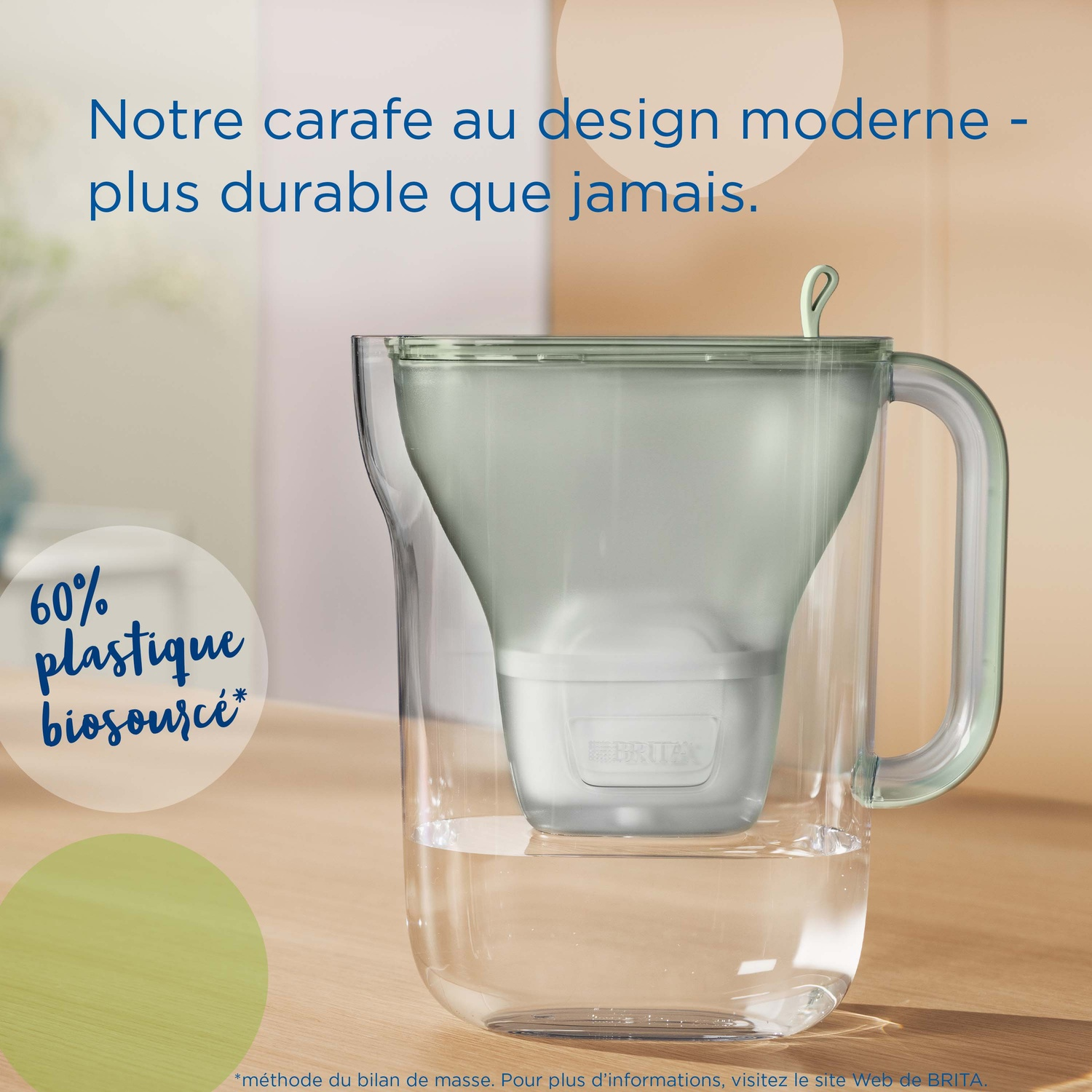 Een moderne, groene Brita waterfilterkan op een houten tafel.