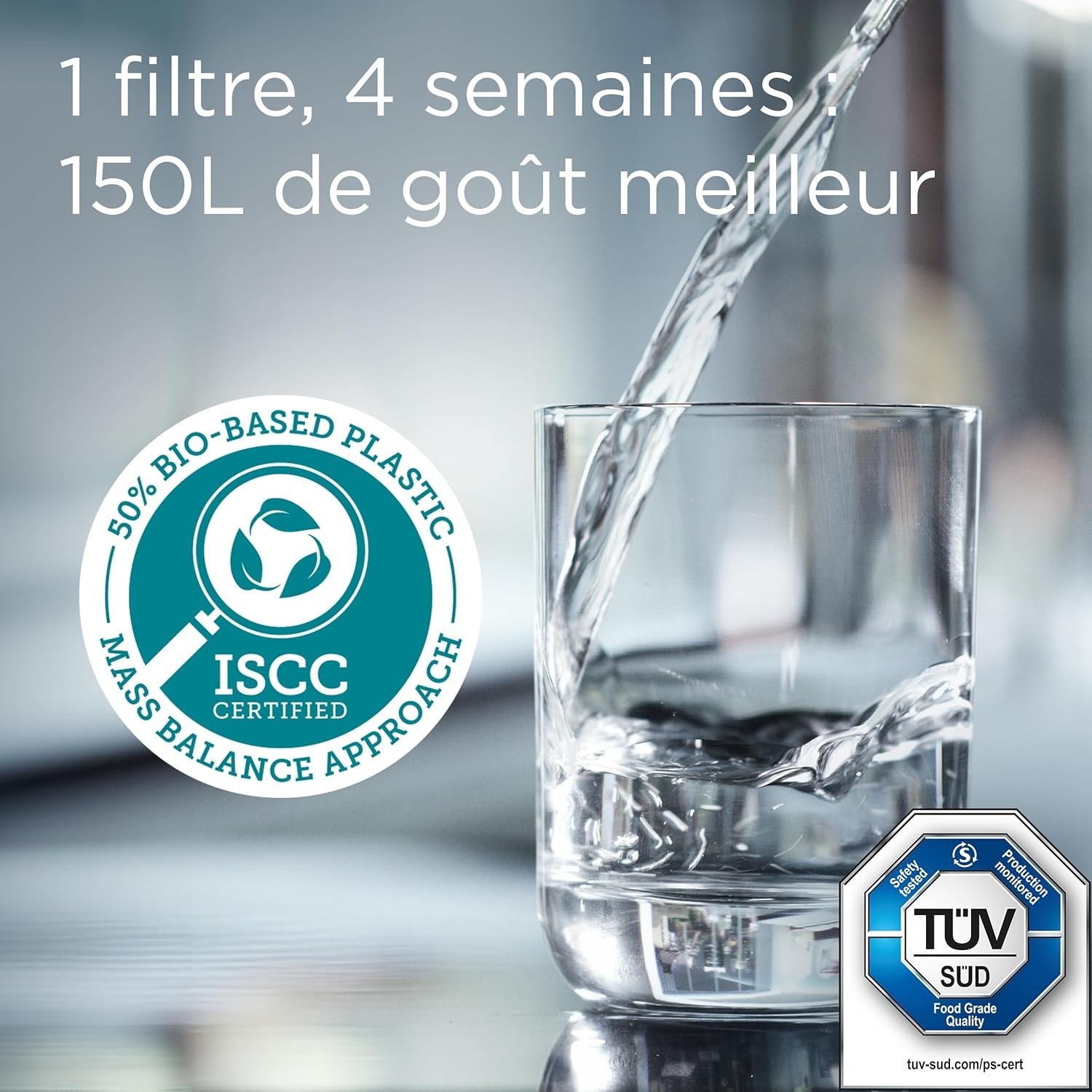 Water stroomt in een glas, met keurmerken voor bio-plastic en TÜV SÜD.