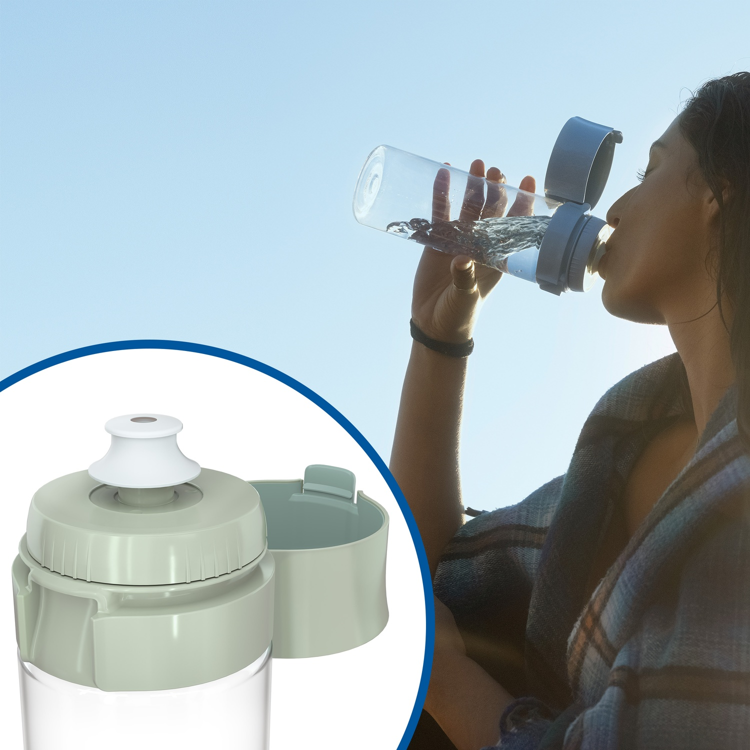 Een vrouw drinkt uit een waterfles tegen een helderblauwe hemel.