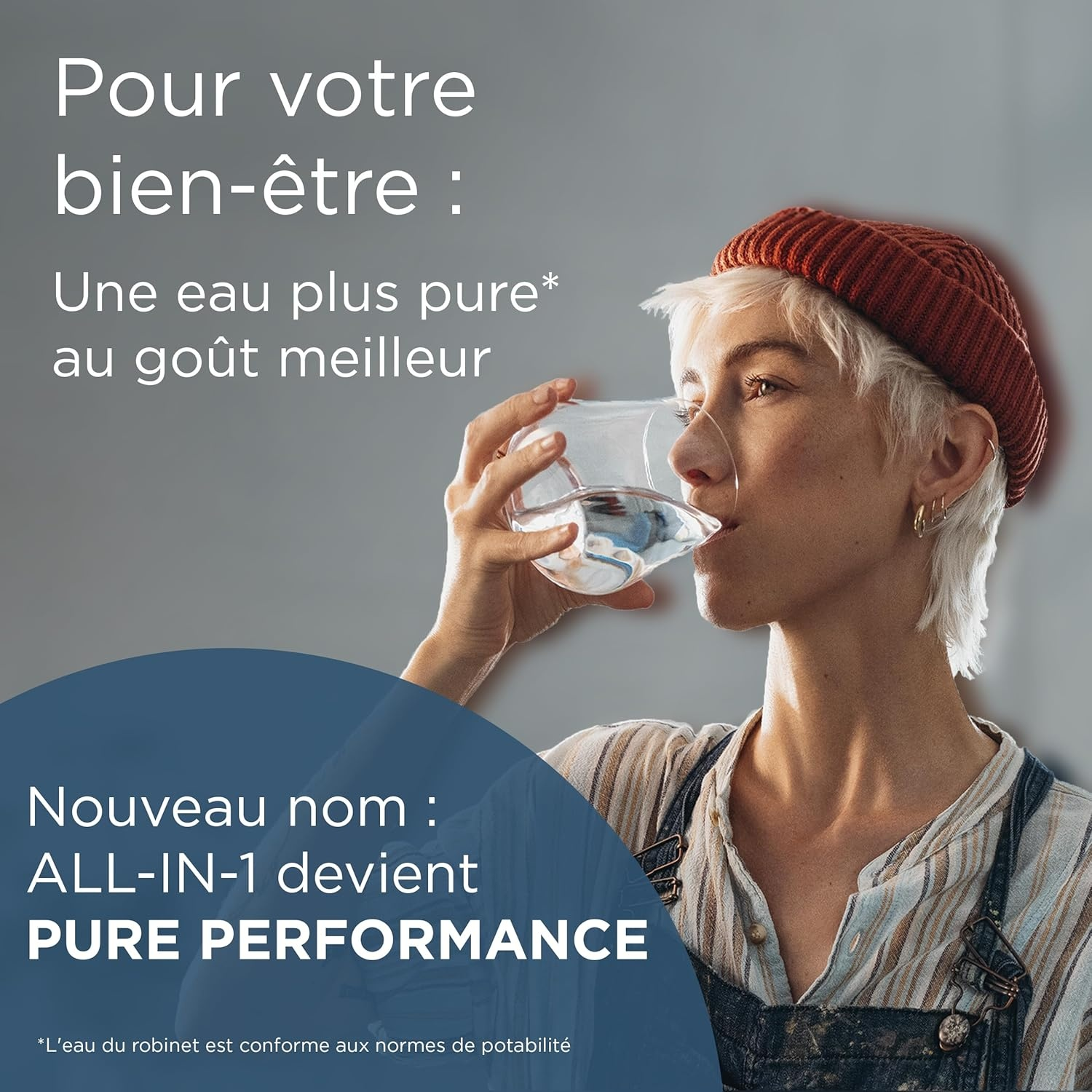 Vrouw drinkt water uit een glas. Tekst over zuiverheid en smaak.