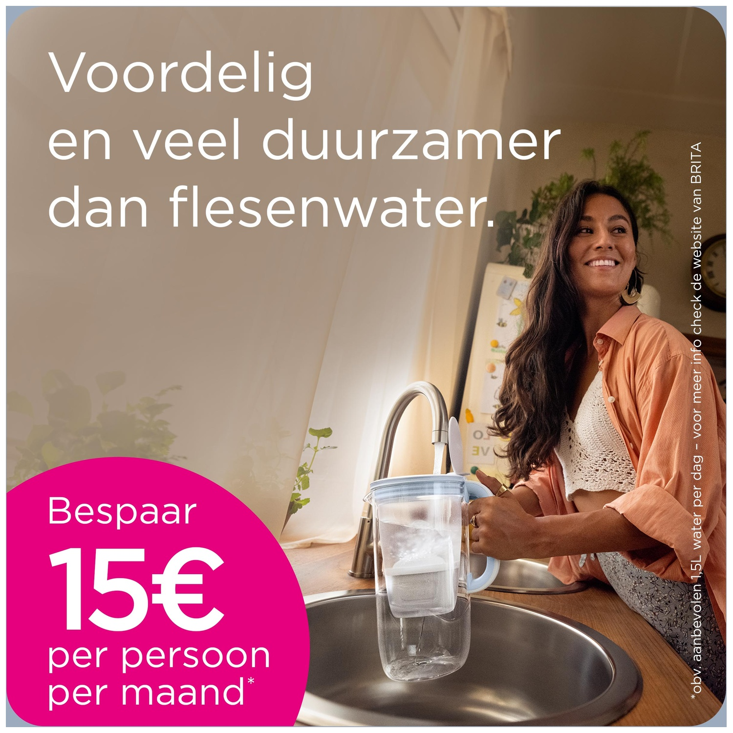 Vrouw bij een gootsteen met een waterfilterkan. "Voordeliger en veel duurzamer dan flessenwater."