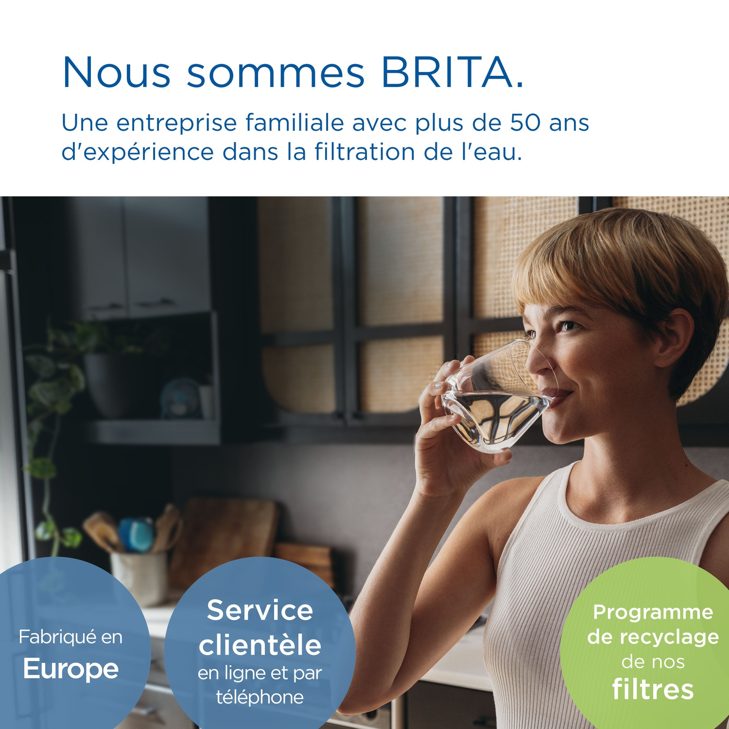 Een vrouw drinkt water uit een glas. Tekst over BRITA, productie en service.