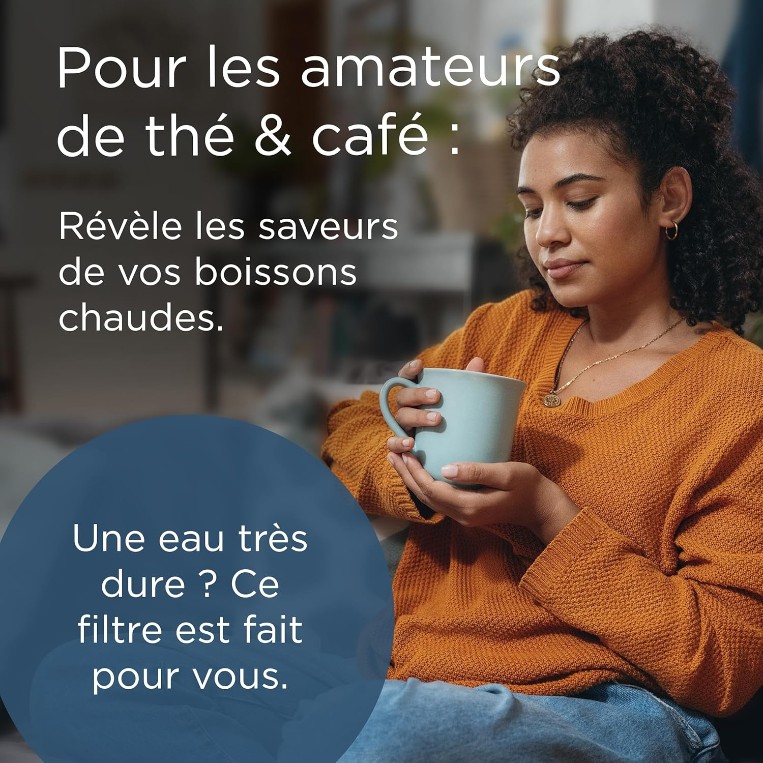Een vrouw houdt een mok vast, tekst over thee- en koffiegenot.