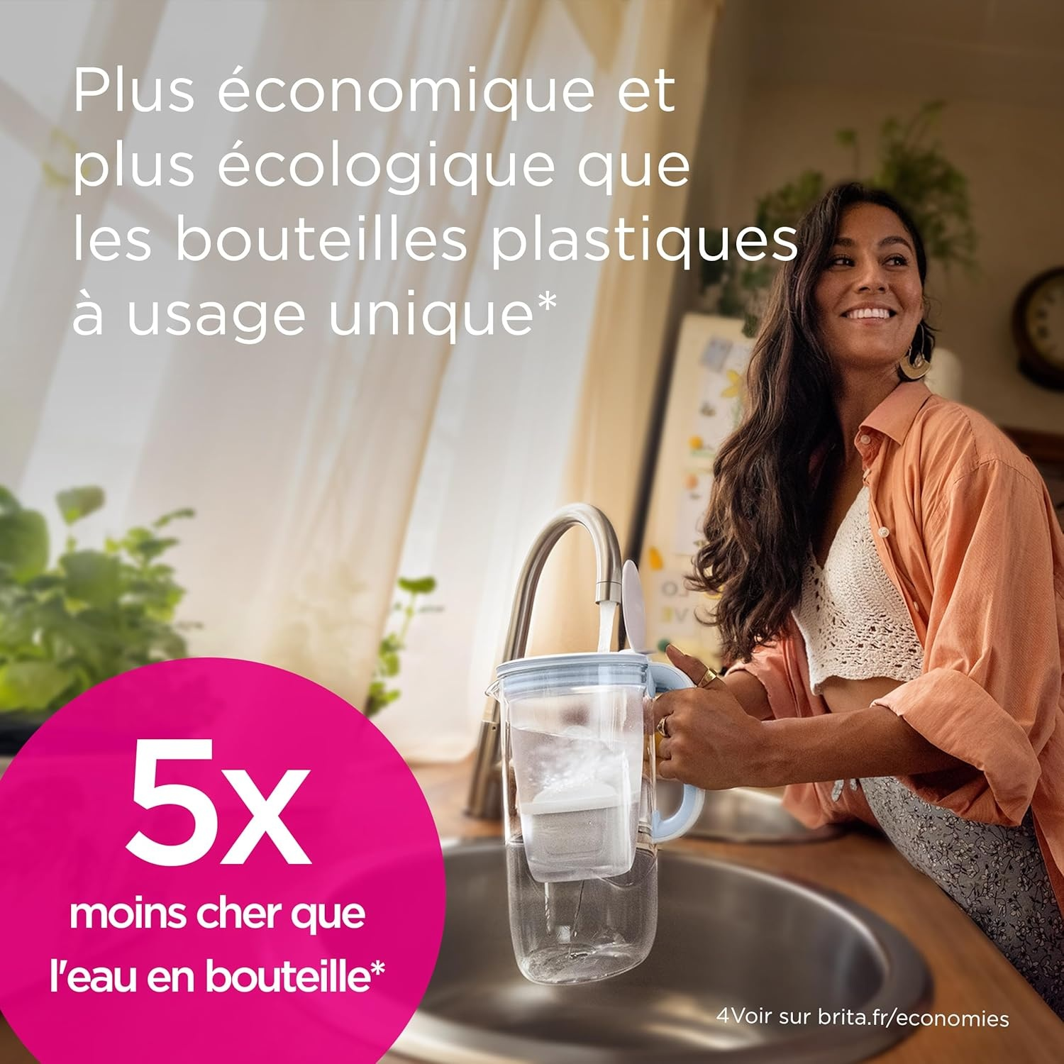 Vrouw vult waterfilter. Tekst: Goedkoper en ecologischer dan plastic flessen.