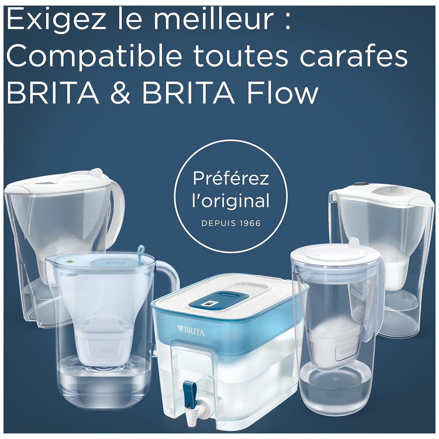 Vier Brita waterfilterkannen in verschillende maten en ontwerpen op blauwe achtergrond.