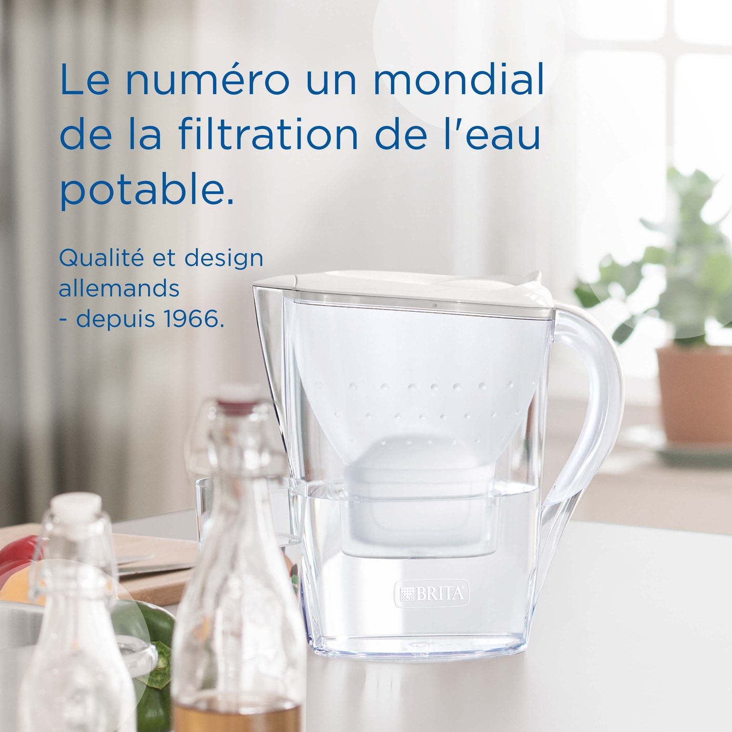 Een Brita waterfilterkan staat op een aanrecht met flessen en groenten ernaast.