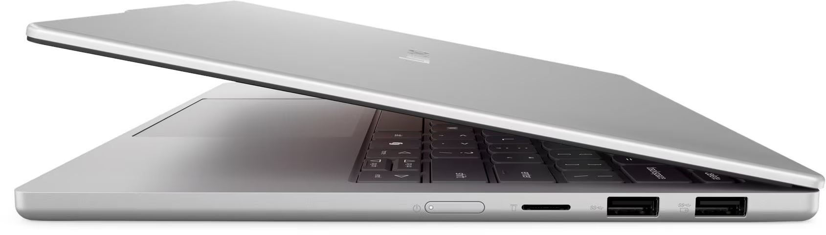 Ezüst laptop, félig nyitott, billentyűzetet és portokat mutat.