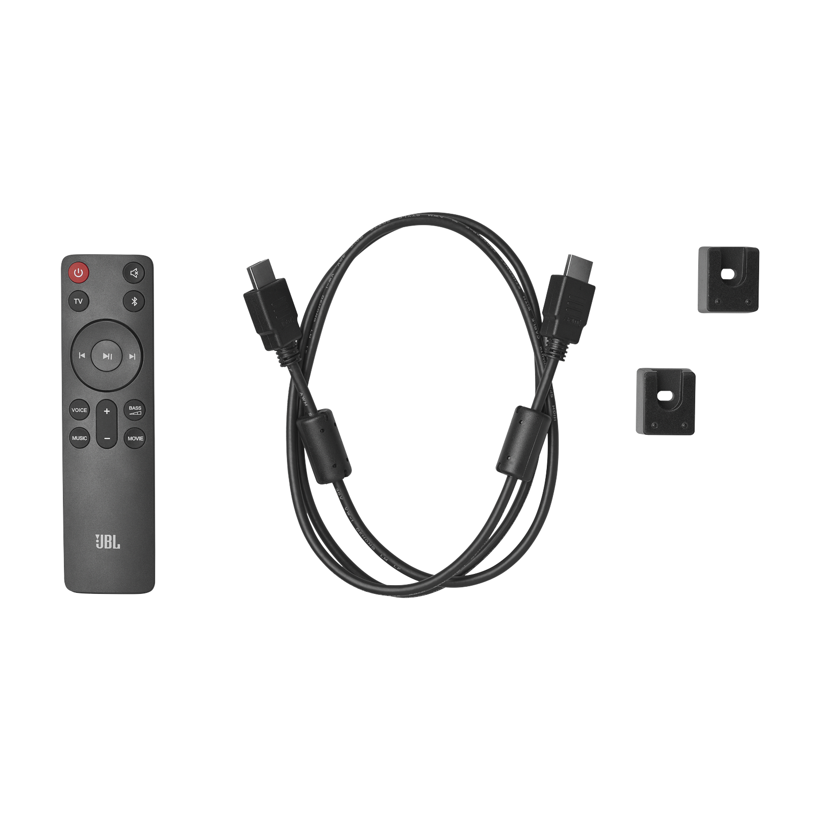 Egy JBL távirányító, HDMI-kábel és két fali tartó fekete háttéren.