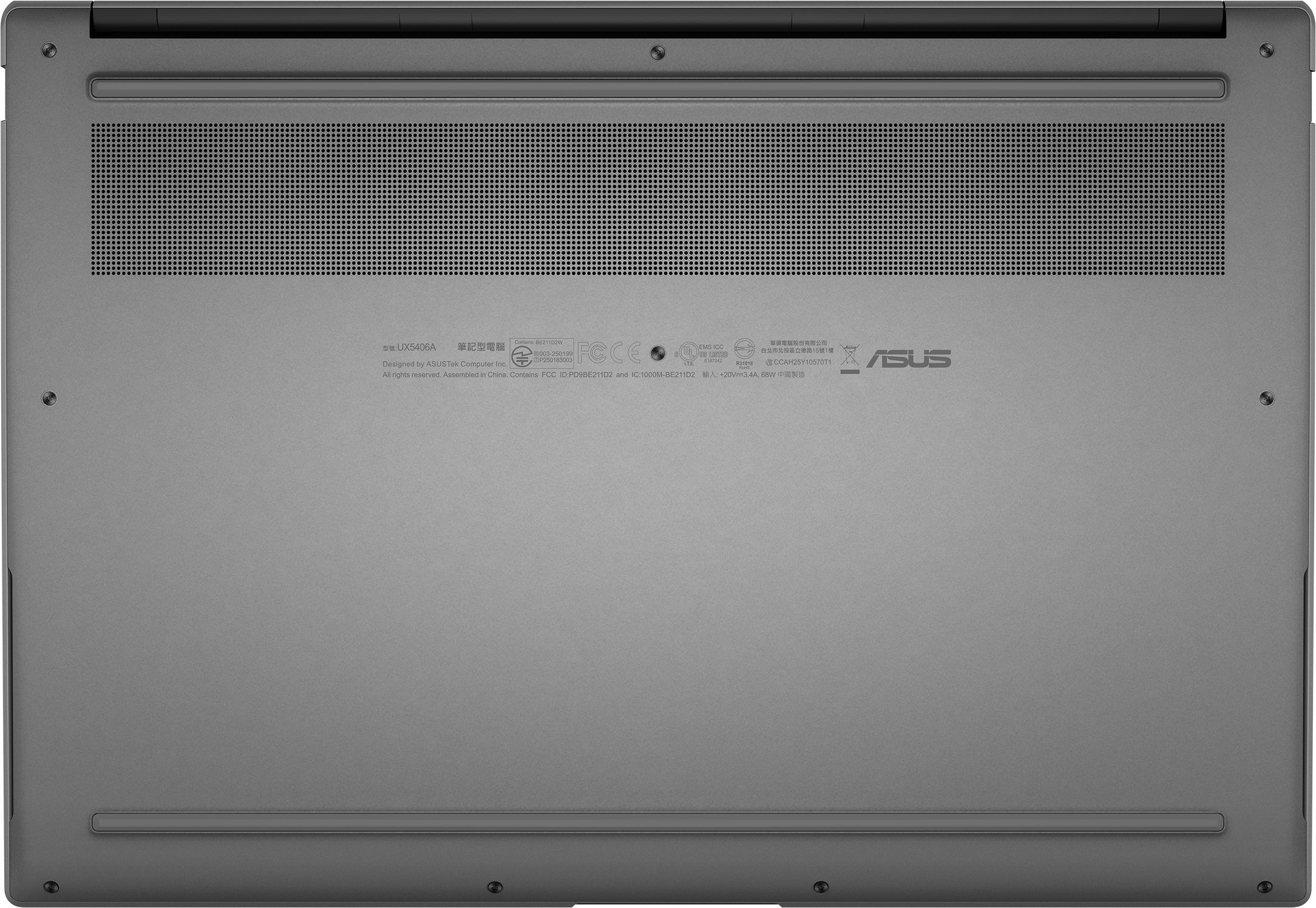 Dessous d'un ordinateur portable avec évents et étiquettes.