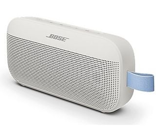 Biały głośnik Bose z perforowanym grillem i niebieskim paskiem.