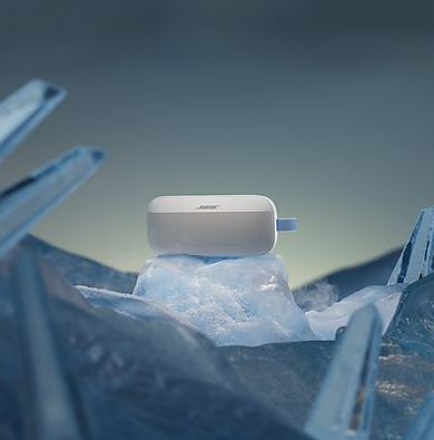 Biało-szare etui Bose z niebieskim paskiem na lodzie.