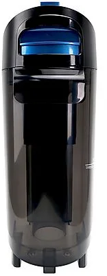 Ein schwarzer Wasserfilterkrug mit blauem Deckel und transparentem Behälter.