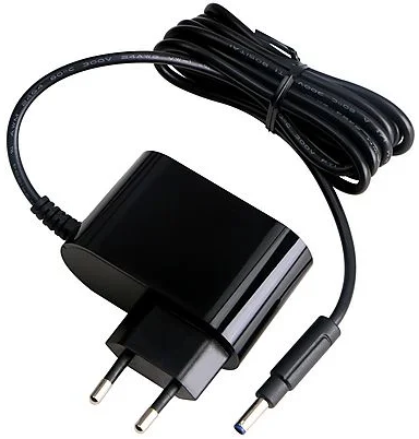 Schwarzes Ladegerät mit Kabel und Stecker, weißer Hintergrund.