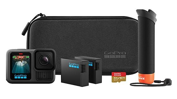 Kamera GoPro z akcesoriami: etui, dwa akumulatory, karta pamięci i uchwyt.