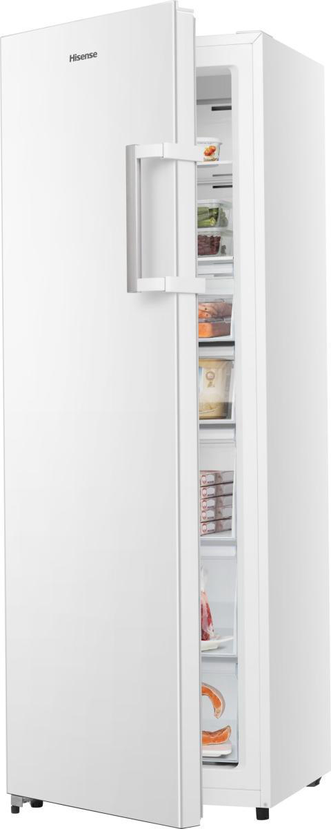 Ein weißer Hisense Kühlschrank mit offener Tür zeigt Lebensmittel wie Fisch und Fleisch.