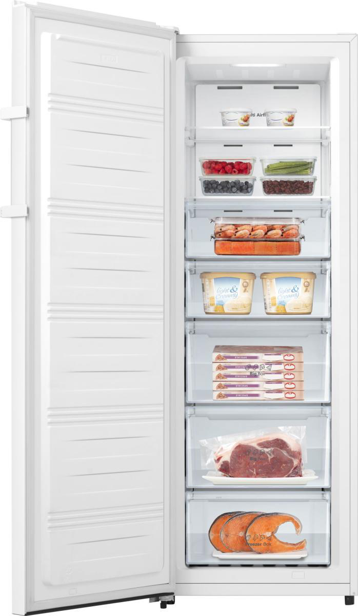 Ein offener weißer Gefrierschrank mit Lebensmitteln wie Beeren, Fleisch und Fisch.