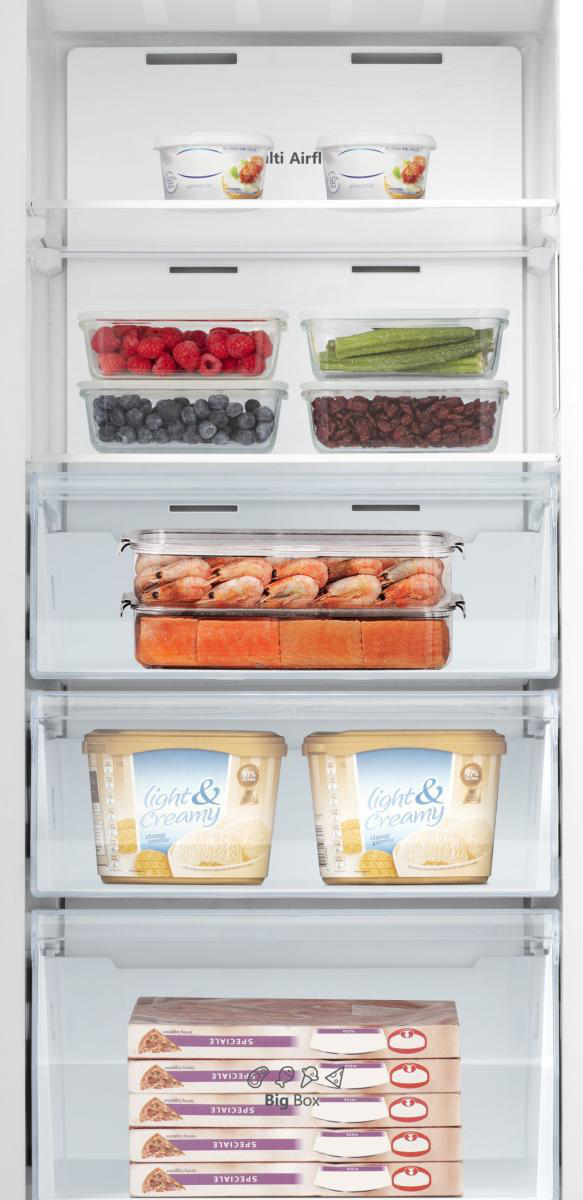 Kühlschrank-Innenraum: Regale mit Joghurt, Beeren, Okra, Garnelen, Eis und Pizzakartons.