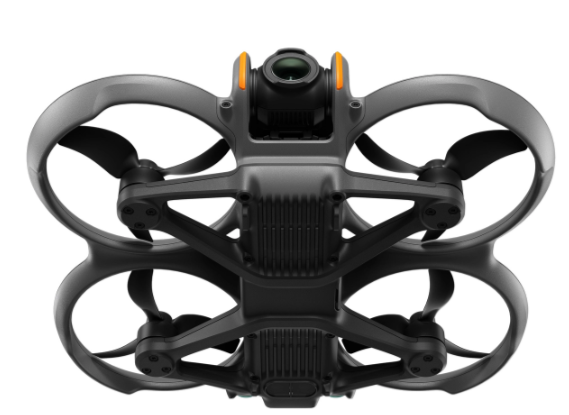Czarny dron DJI Avata z kamerą i osłonami śmigieł.