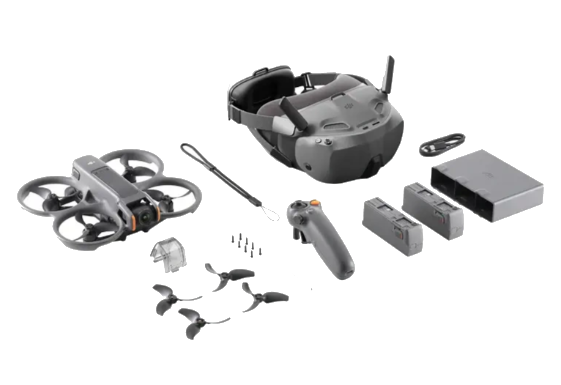 Dron z akcesoriami: gogle, kontroler, baterie, kabel i śmigła.