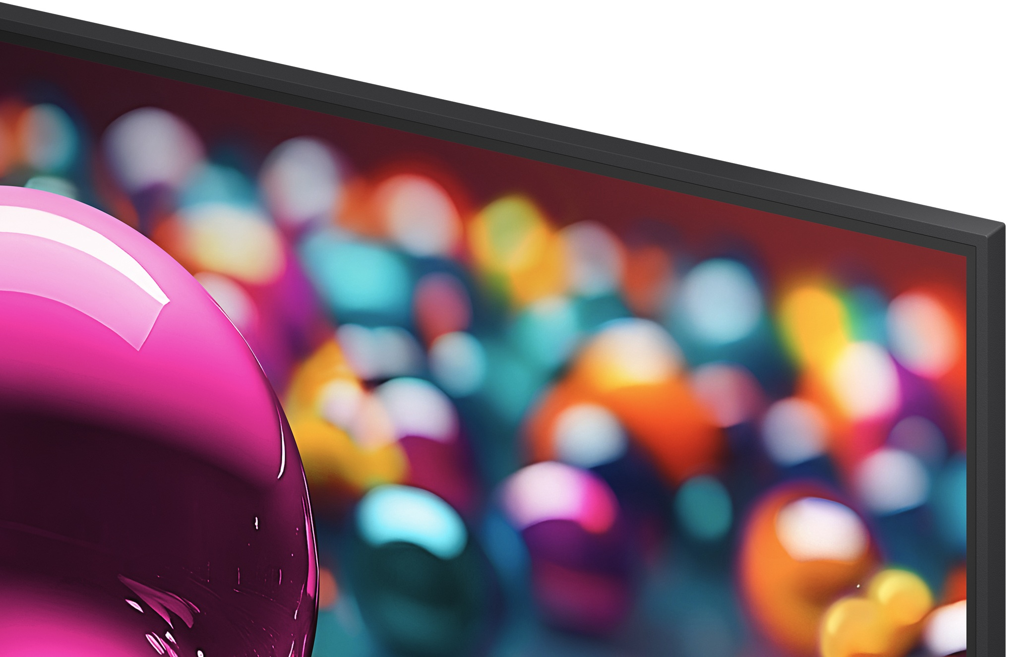 Duża, błyszcząca, różowa kula na pierwszym planie na rozmytym tle kolorowych świateł.