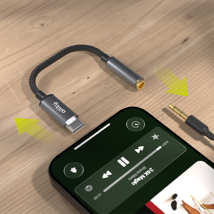 USB-C-3,5 mm-es audioadapter okostelefon mellett, zenelejátszóval.