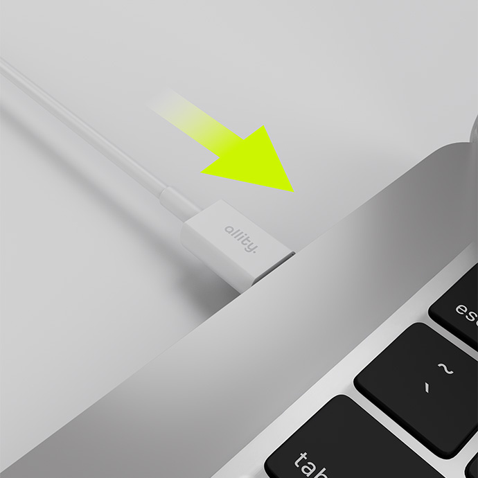 Egy fehér kábel csatlakozóval laptopba van bedugva.