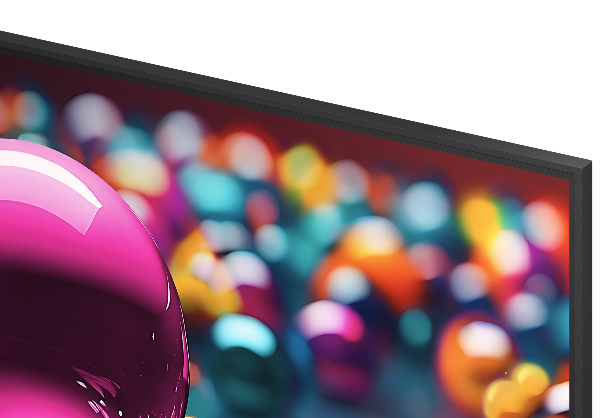 Duża, błyszcząca różowa kula na rozmazanym tle kolorowych świateł.