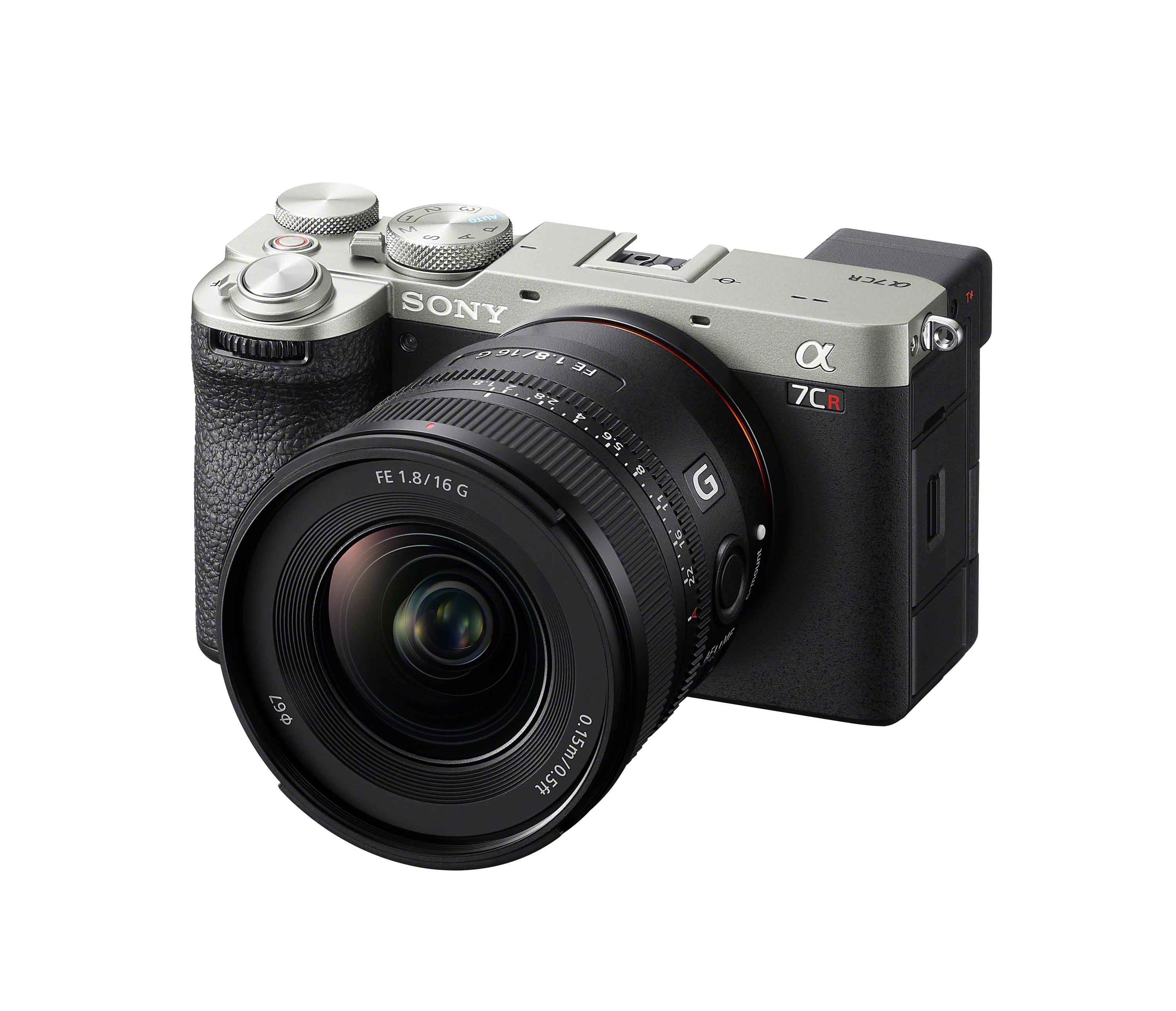 Eine silberne und schwarze Sony Alpha 7CR Kamera mit einem Objektiv ist freigestellt.