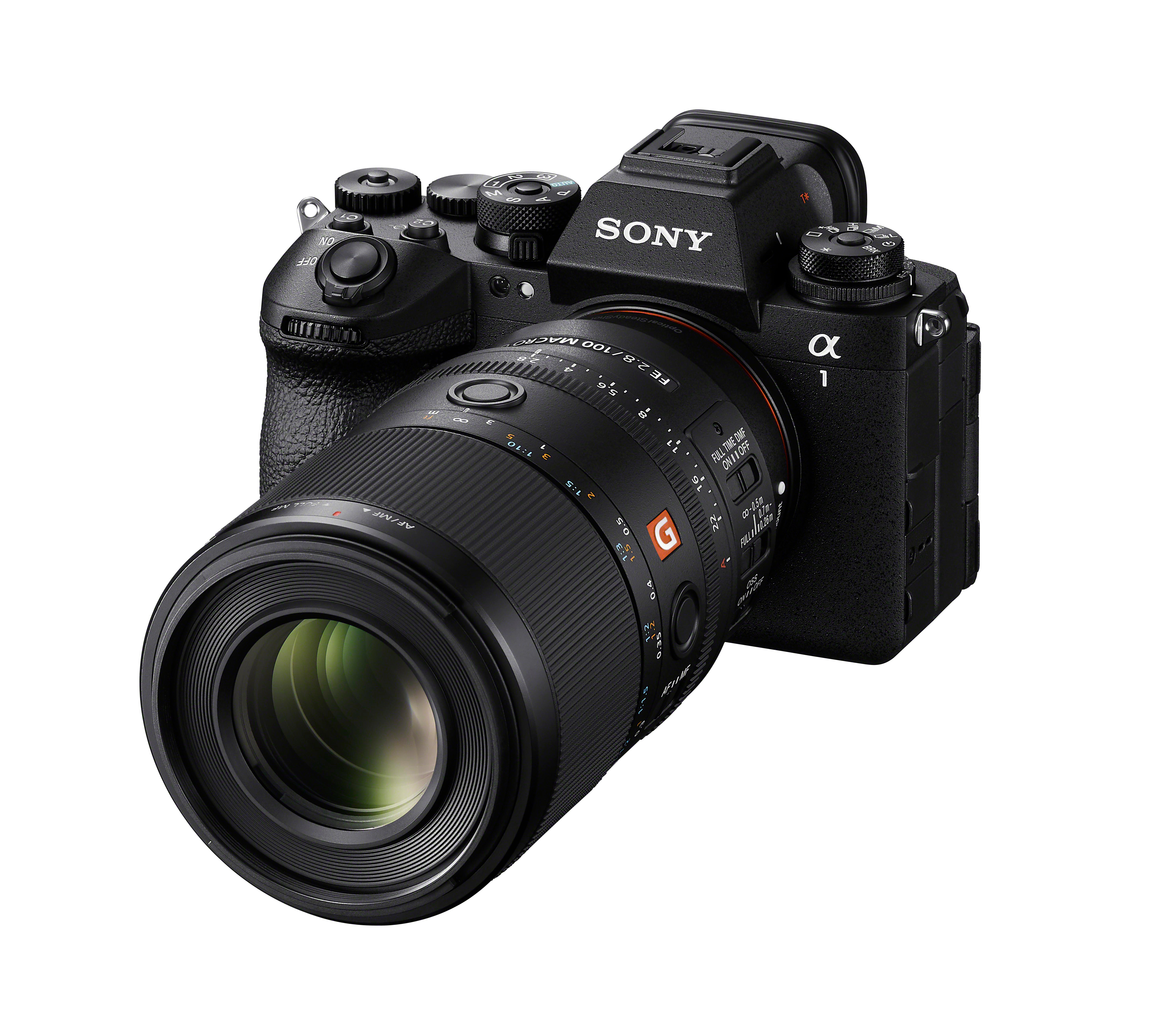 Schwarze Sony Alpha 1 Kamera mit angesetztem 100mm Makroobjektiv, auf weißem Hintergrund.