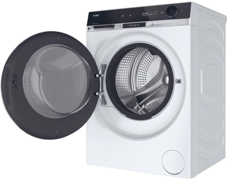 Lavatrice Haier bianca con oblò scuro aperto, che rivela il cestello.